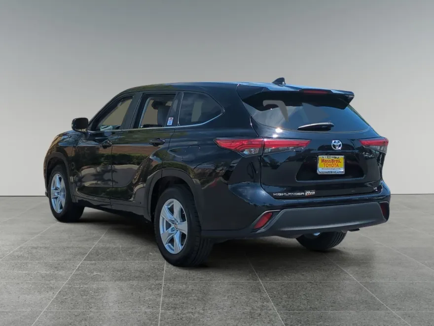 2023 Toyota Highlander LE photo 1