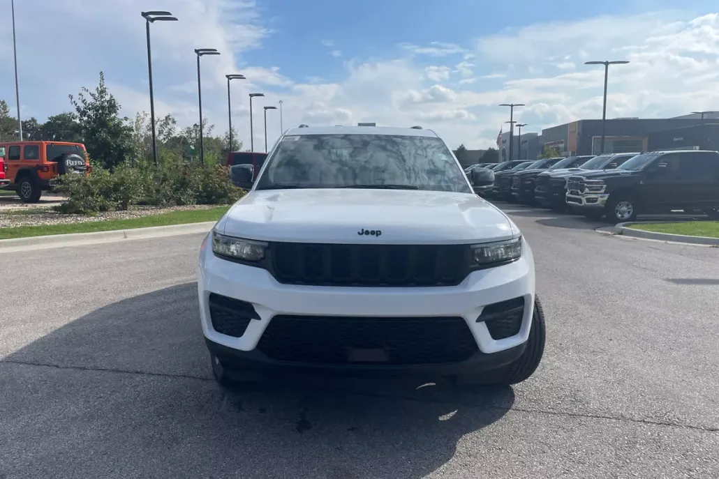 2025 Jeep Grand Cherokee Laredo photo 1