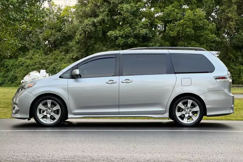 2013 Toyota Sienna SE photo 1