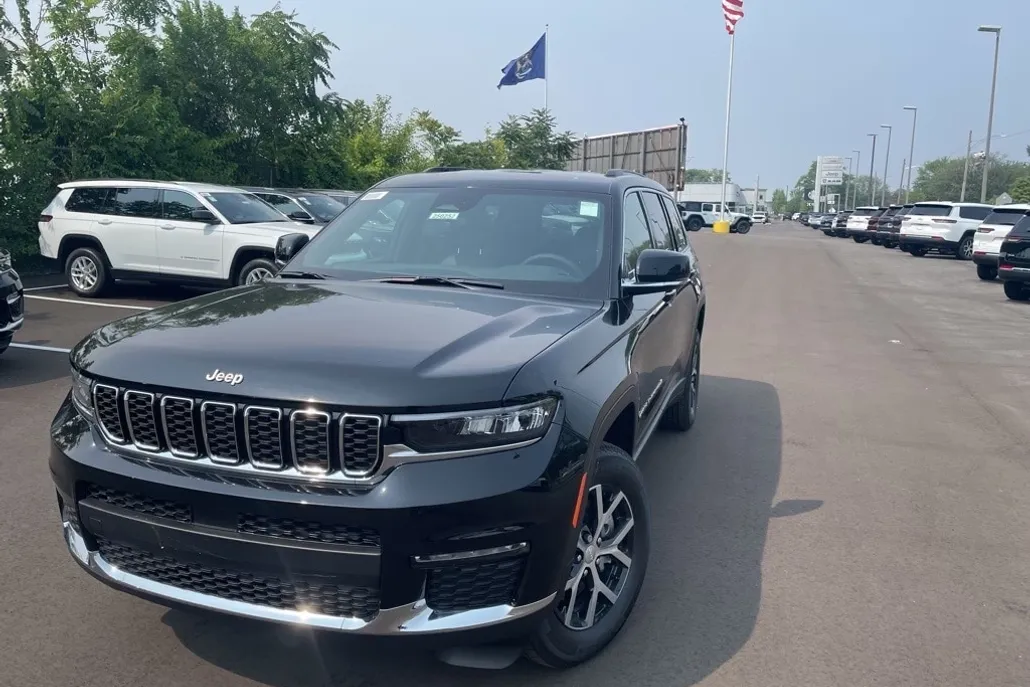 2025 Jeep Grand Cherokee Limited photo 1