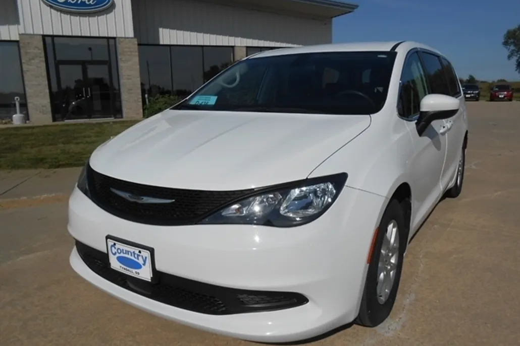2022 Chrysler Voyager LX photo 1
