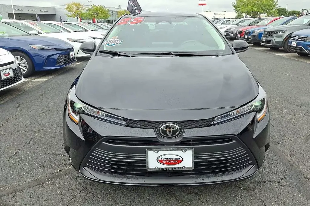2025 Toyota Corolla LE photo 1