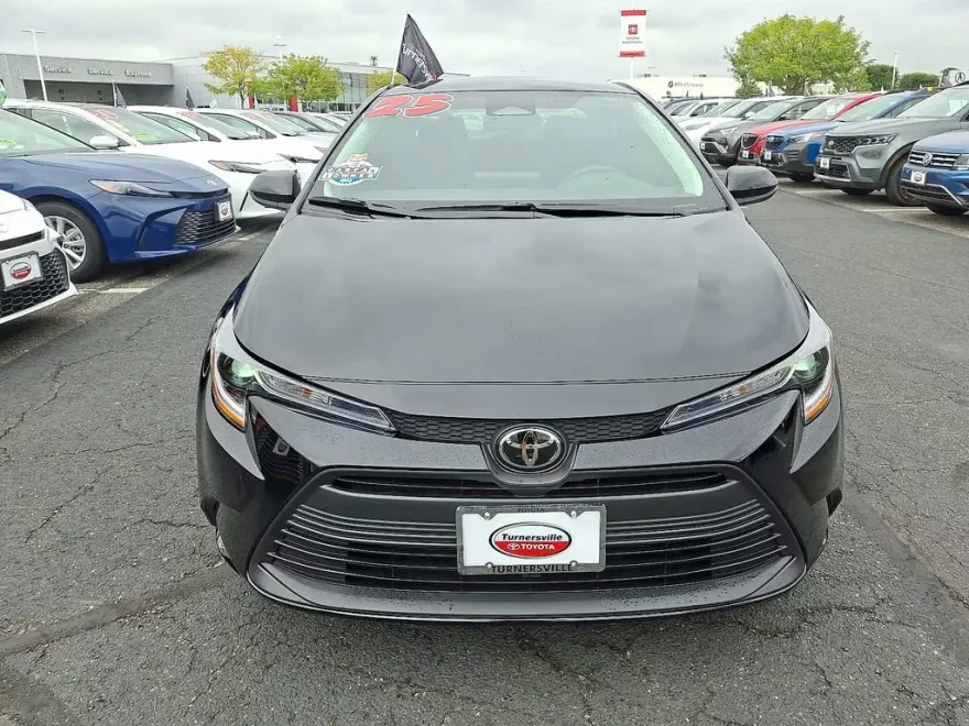 2025 Toyota Corolla LE photo 1