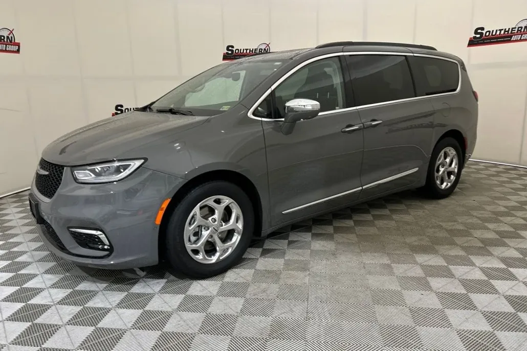 2022 Chrysler Pacifica Limited photo 1