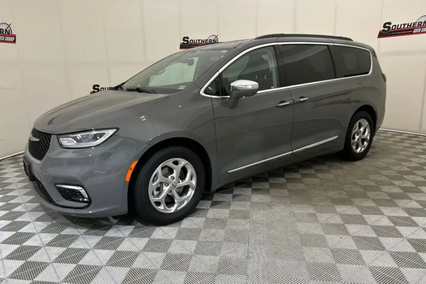 2022 Chrysler Pacifica Limited photo 1