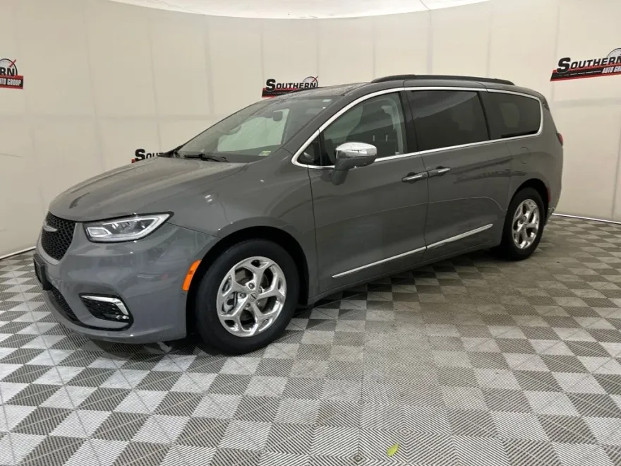 2022 Chrysler Pacifica Limited photo 1