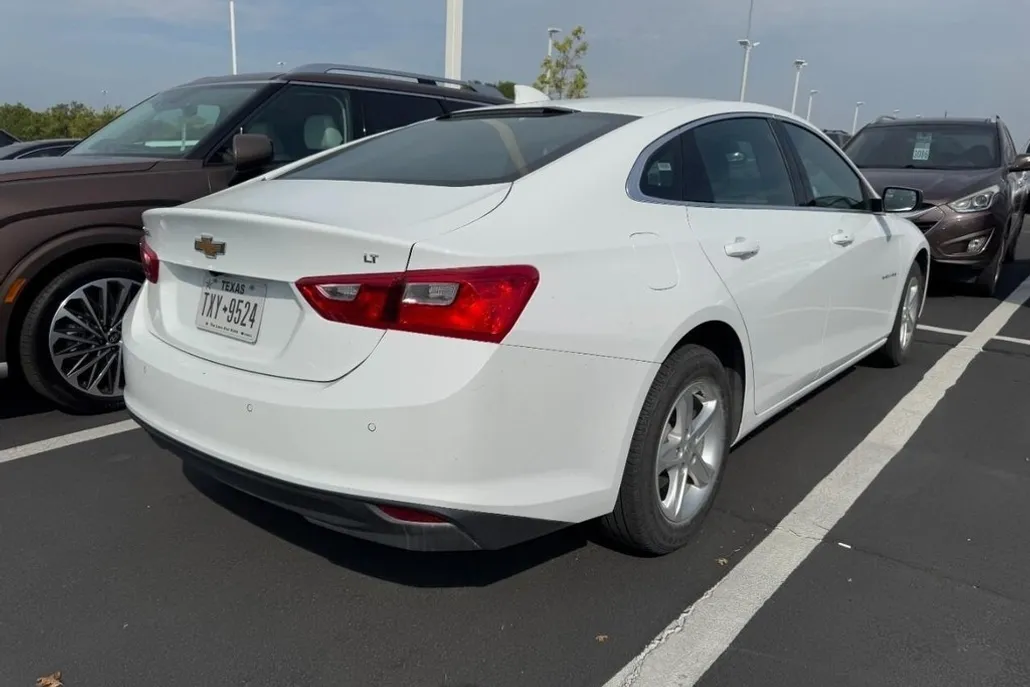 2024 Chevrolet Malibu 1LT photo 1