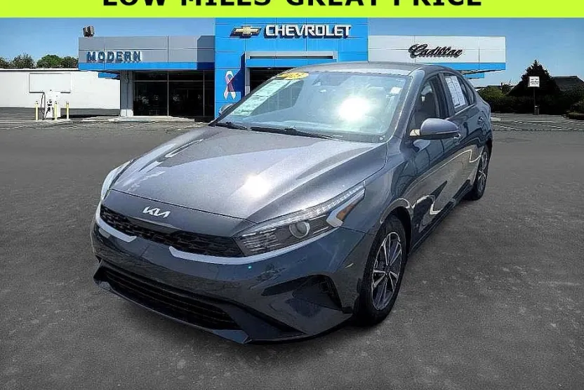 2023 Kia Forte LXS photo 1
