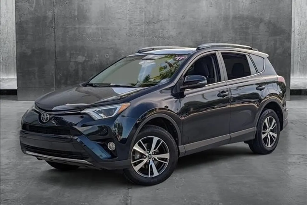 2017 Toyota RAV4 XLE photo 1