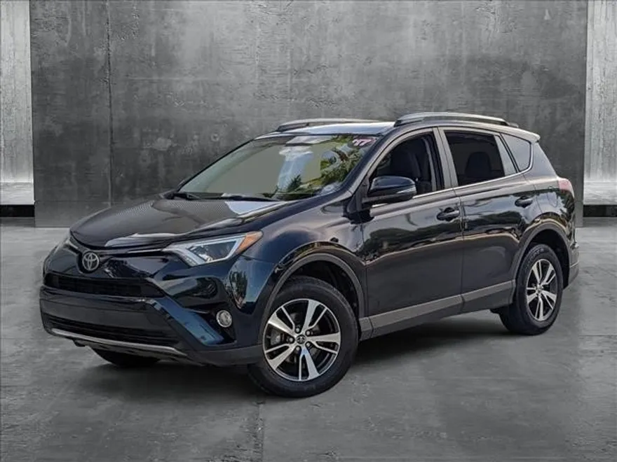 2017 Toyota RAV4 XLE photo 1