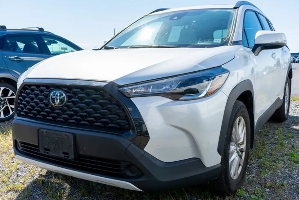 2022 Toyota Corolla Cross LE photo 1