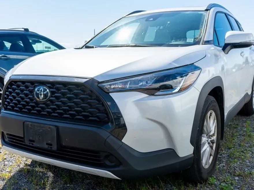 2022 Toyota Corolla Cross LE photo 1