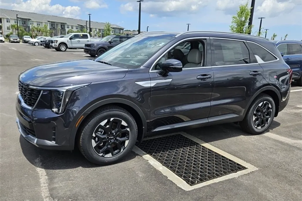 2025 Kia Sorento S photo 1
