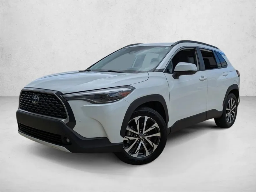 2024 Toyota Corolla Cross XLE photo 1