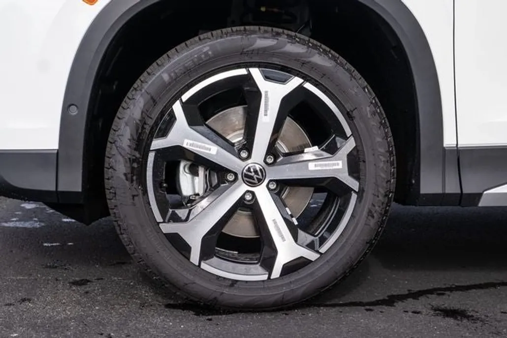 2025 Volkswagen Tiguan SE photo 1