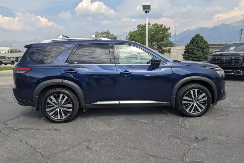 2022 Nissan Pathfinder Platinum photo 1