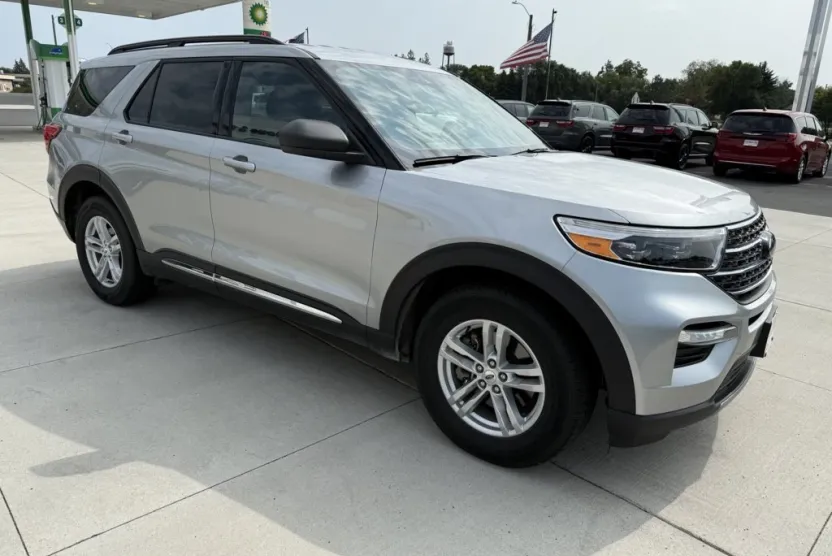 2020 Ford Explorer XLT photo 1