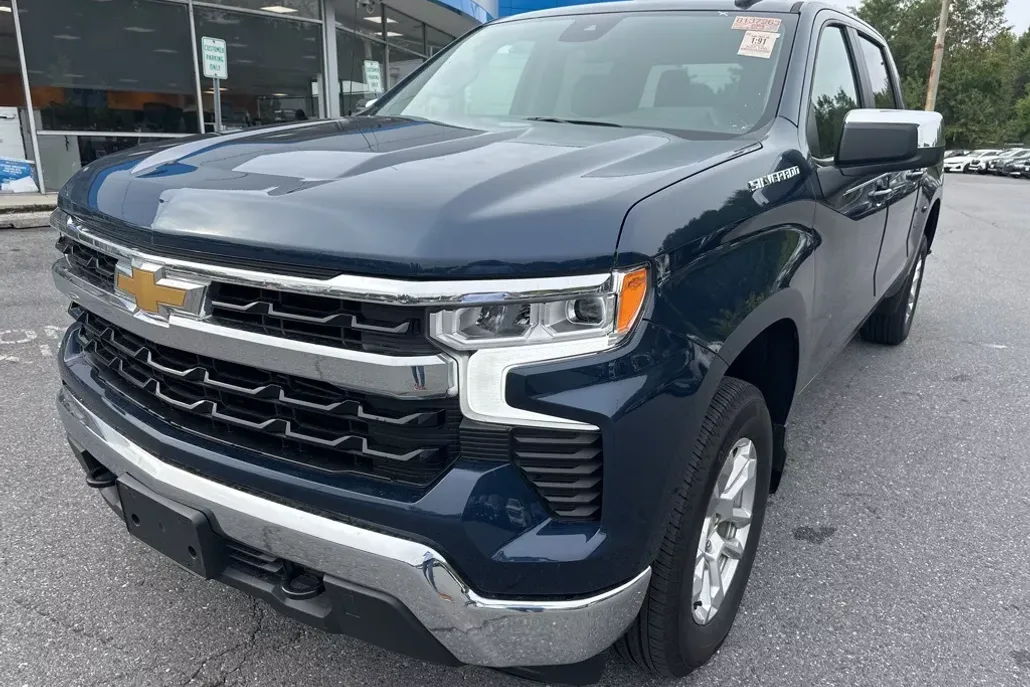 2023 Chevrolet Silverado 1500 LT photo 1