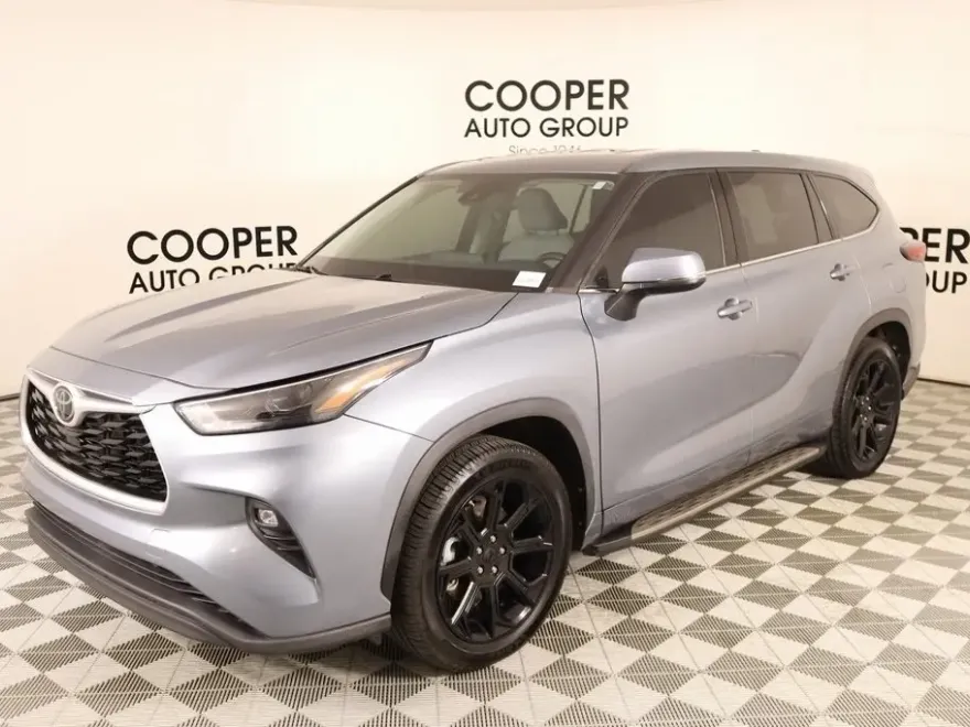 2022 Toyota Highlander LE photo 1