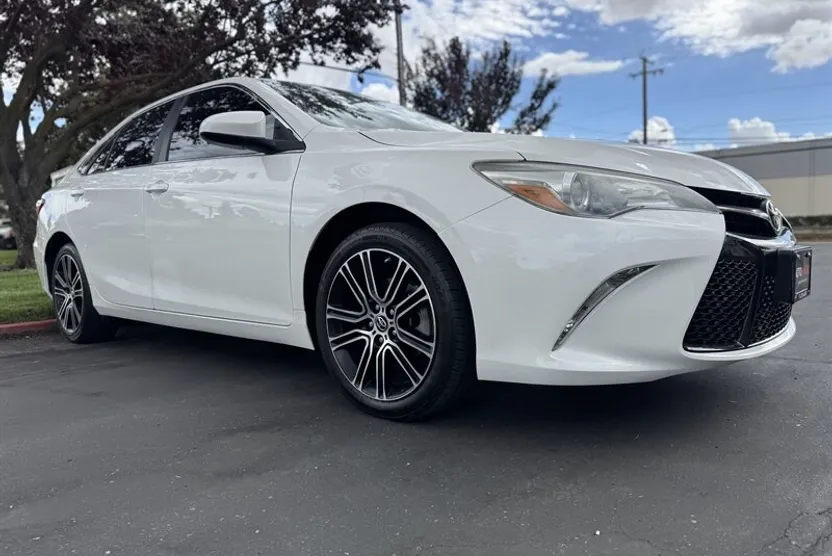 2016 Toyota Camry SE photo 1