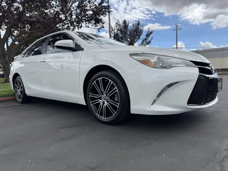 2016 Toyota Camry SE photo 1