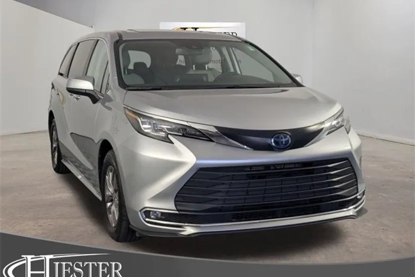 2023 Toyota Sienna XLE photo 1