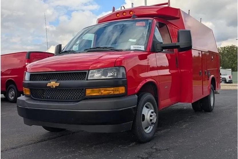 2025 Chevrolet Express Cutaway 3500 photo 1