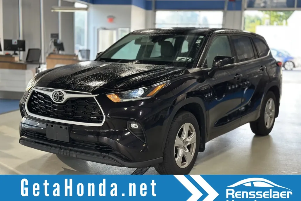 2021 Toyota Highlander LE photo 1