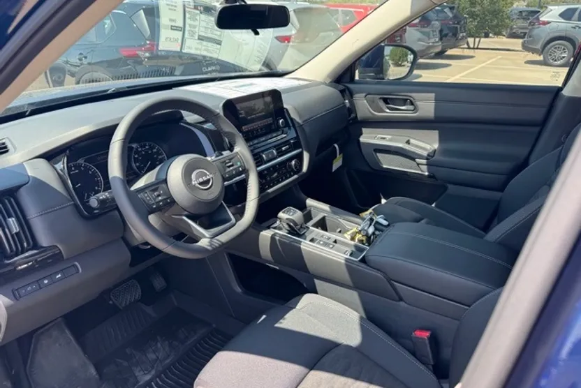 2025 Nissan Pathfinder SV photo 1