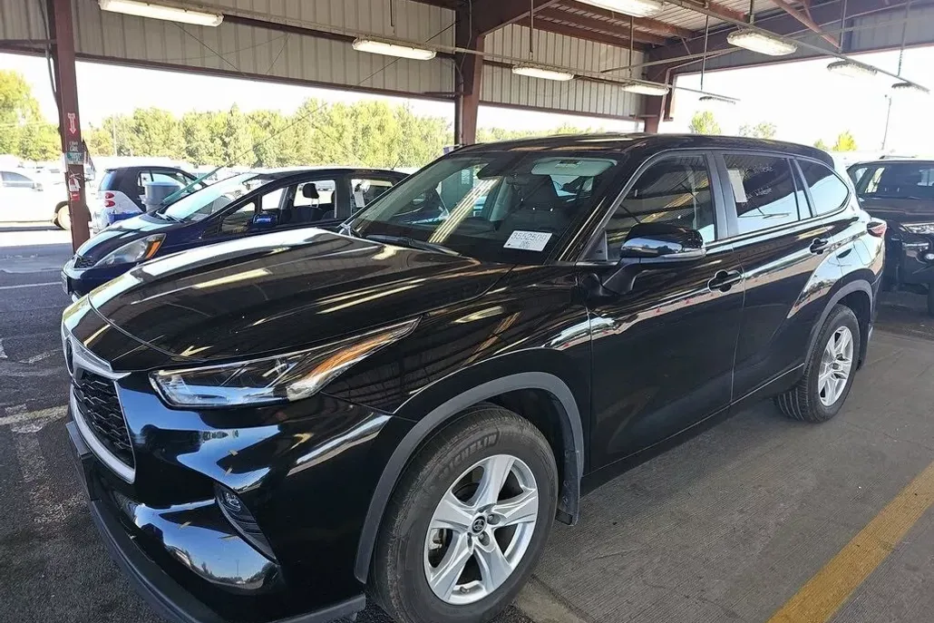 2024 Toyota Highlander LE photo 1