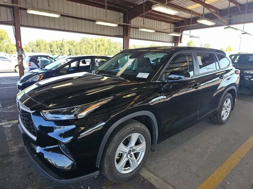 2024 Toyota Highlander LE photo 1
