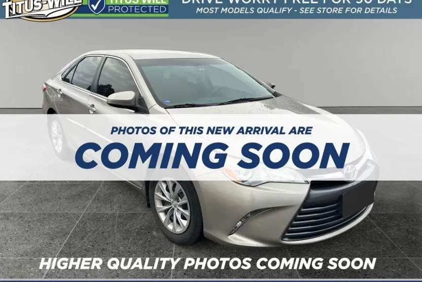 2015 Toyota Camry LE photo 1