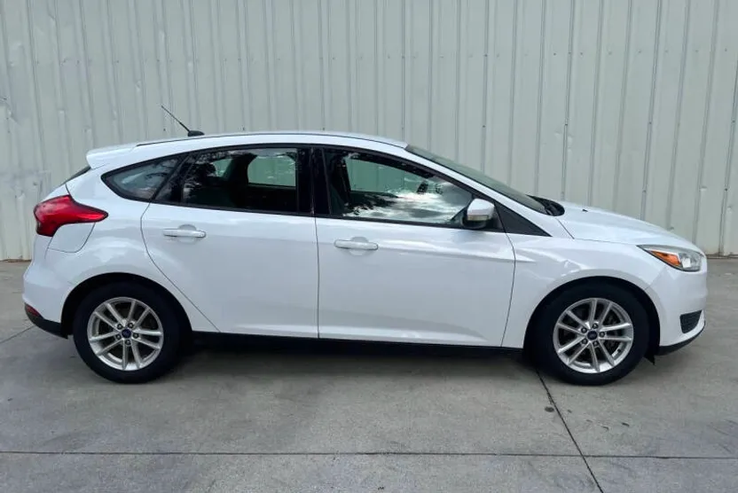 2017 Ford Focus SE photo 1
