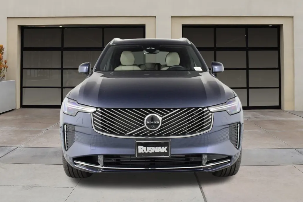 2026 Volvo XC90 T8 photo 1