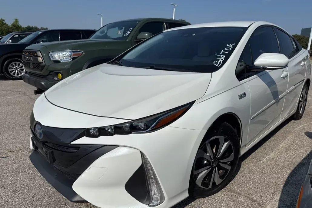 2017 Toyota Prius Prime Premium photo 1
