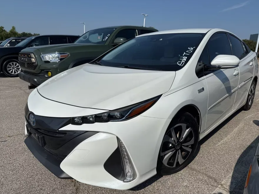 2017 Toyota Prius Prime Premium photo 1