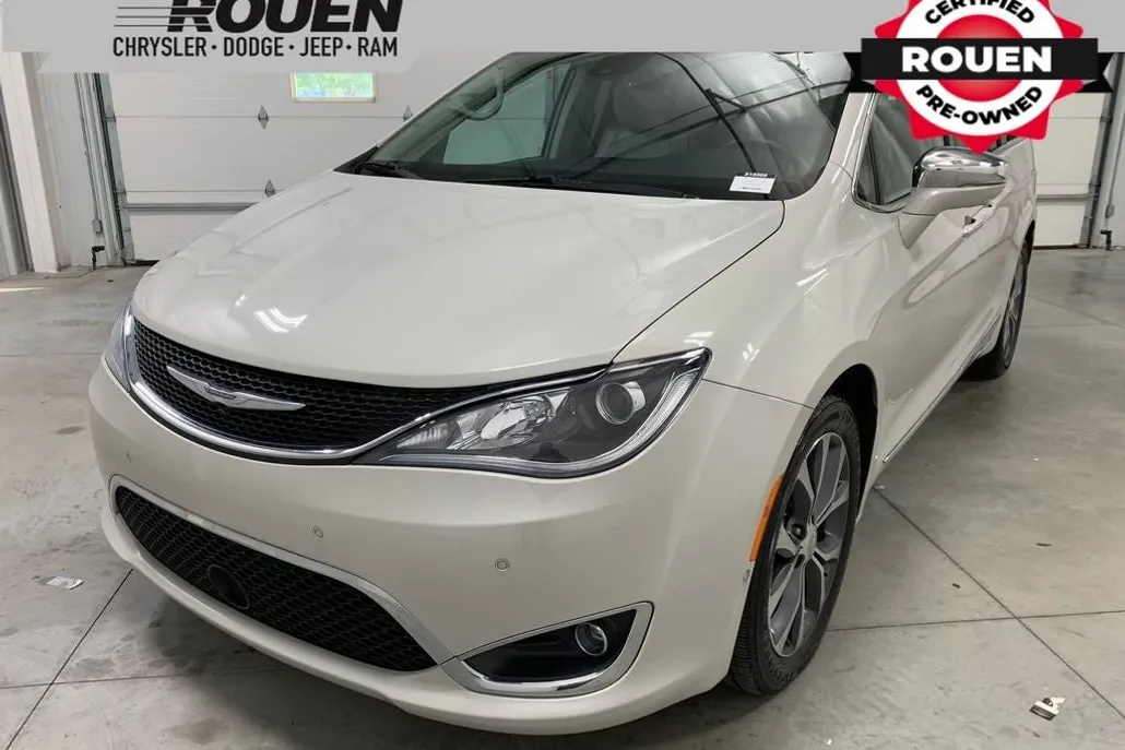 2017 Chrysler Pacifica Limited photo 1