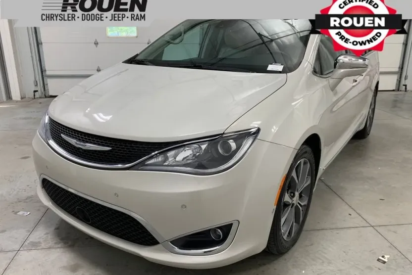 2017 Chrysler Pacifica Limited photo 1