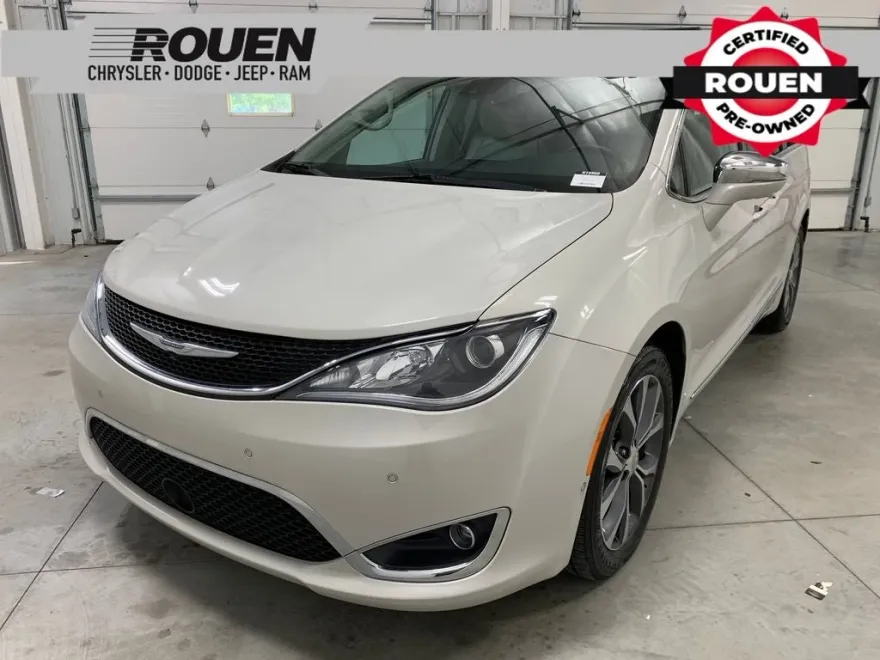 2017 Chrysler Pacifica Limited photo 1