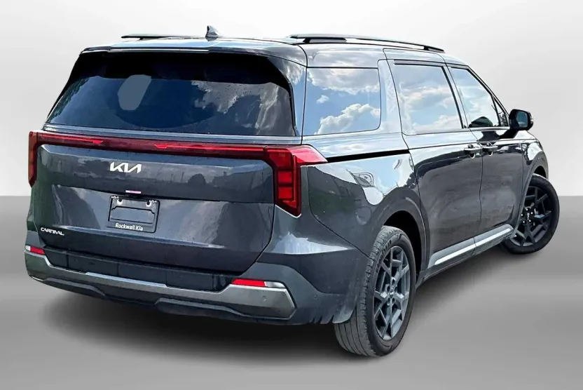 2025 Kia Carnival SX photo 1