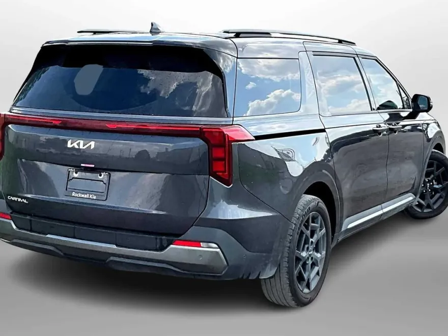 2025 Kia Carnival SX photo 1