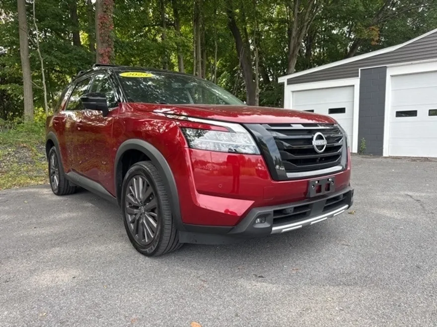 2023 Nissan Pathfinder SL photo 1