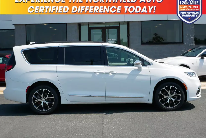 2022 Chrysler Pacifica Limited photo 1