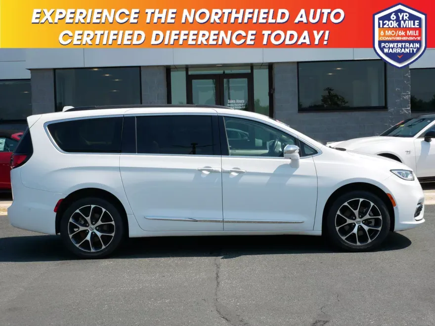 2022 Chrysler Pacifica Limited photo 1