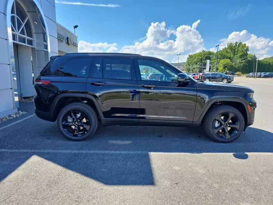 2025 Jeep Grand Cherokee Limited photo 1