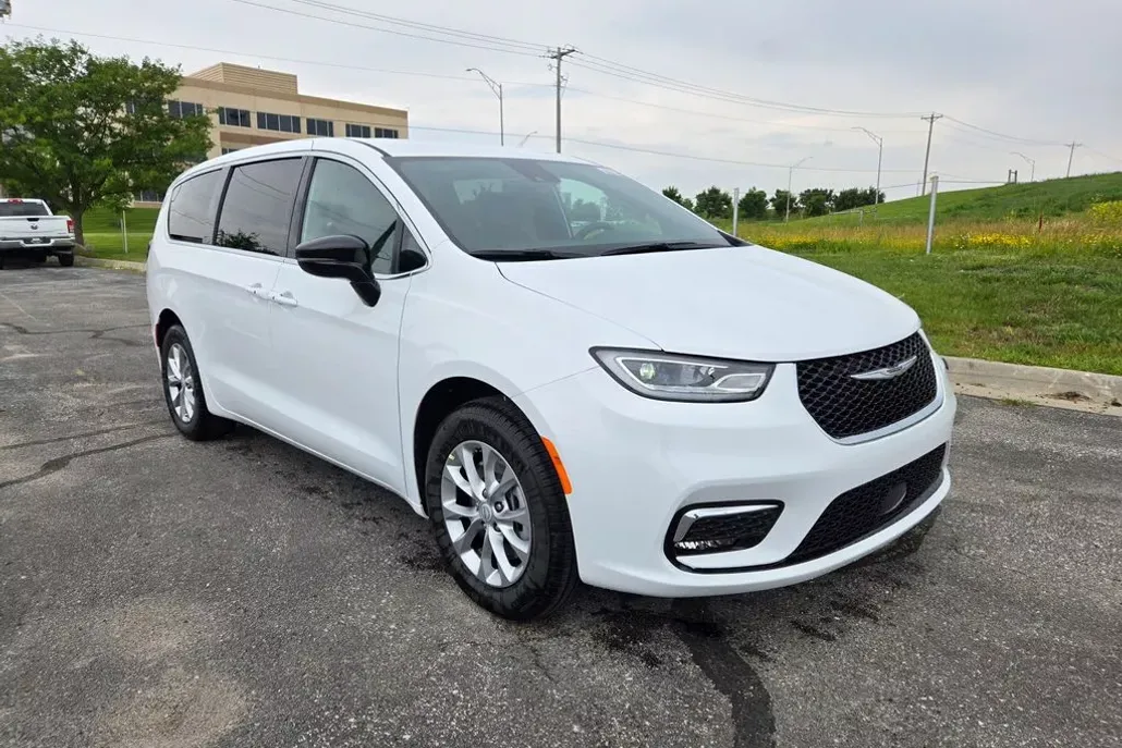 2025 Chrysler Pacifica photo 1