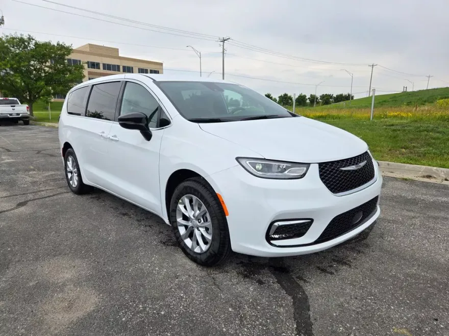 2025 Chrysler Pacifica photo 1