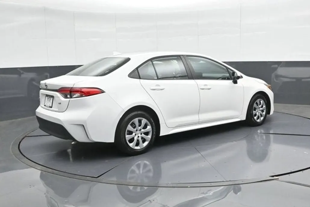 2023 Toyota Corolla LE photo 1