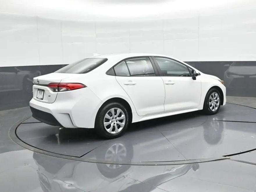 2023 Toyota Corolla LE photo 1