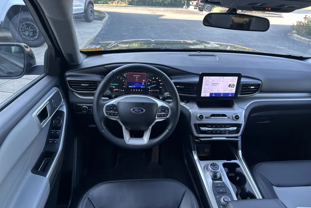 2023 Ford Explorer XLT photo 1